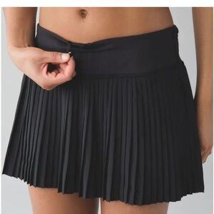 Lululemon black pleated size 4 skirt